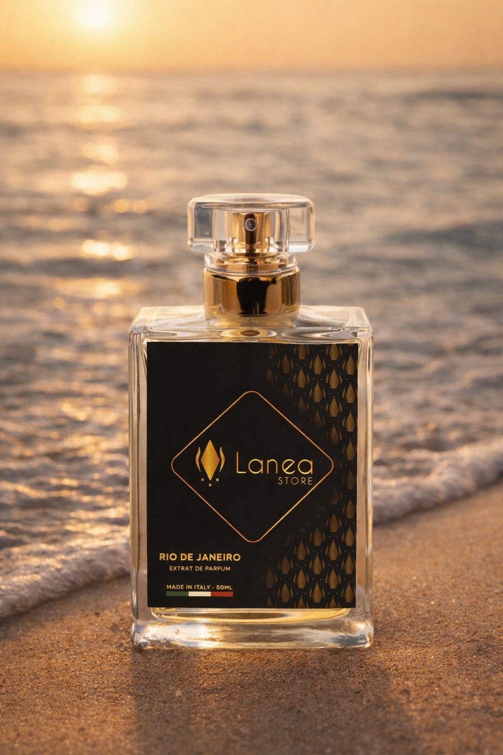 Flacone di estratto di profumo Rio de Janeiro di Lanea Store in primo piano sulla sabbia bagnata di una spiaggia, con le onde del mare e la luce del sole sullo sfondo.