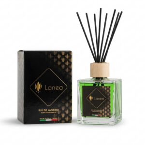 Flacone in vetro del profumo per ambiente Rio de Janeiro di Lanea contenente un liquido verde, con tappo in legno e midollini neri, affiancato dalla sua scatola nera con dettagli a goccia dorati.